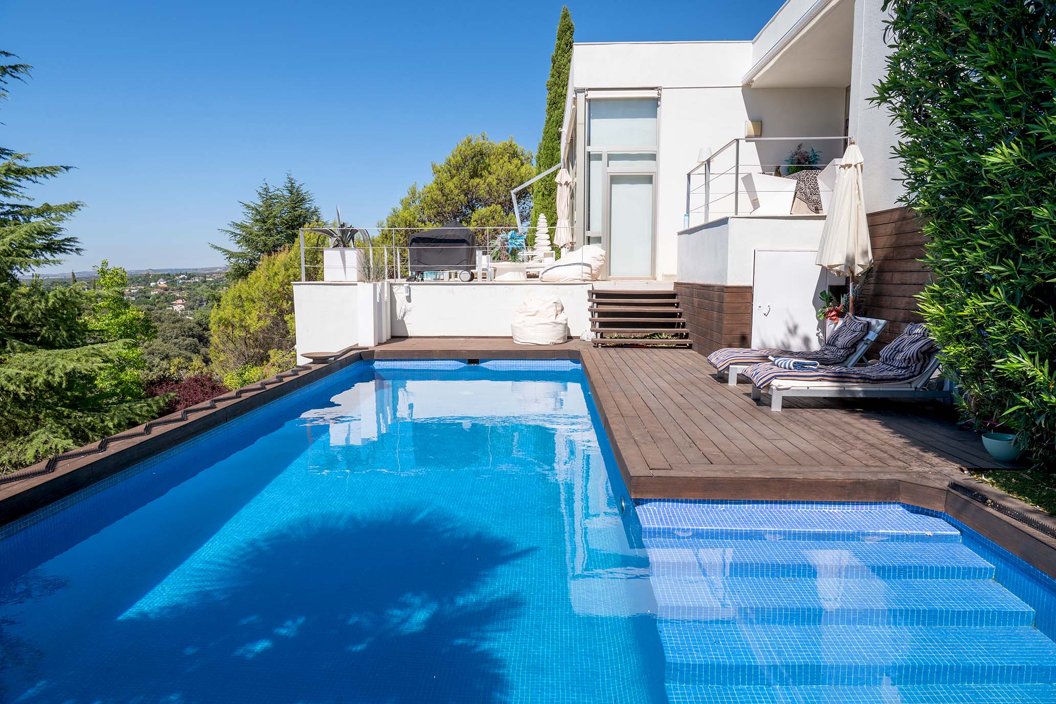 Piscina con tarima exterior de Pavimentos Arquiservi