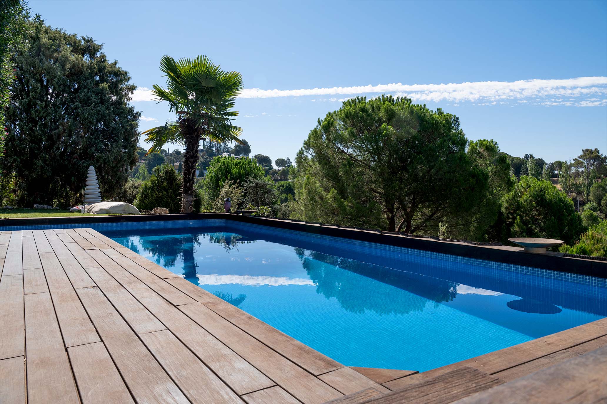 Piscina con borde de tarima